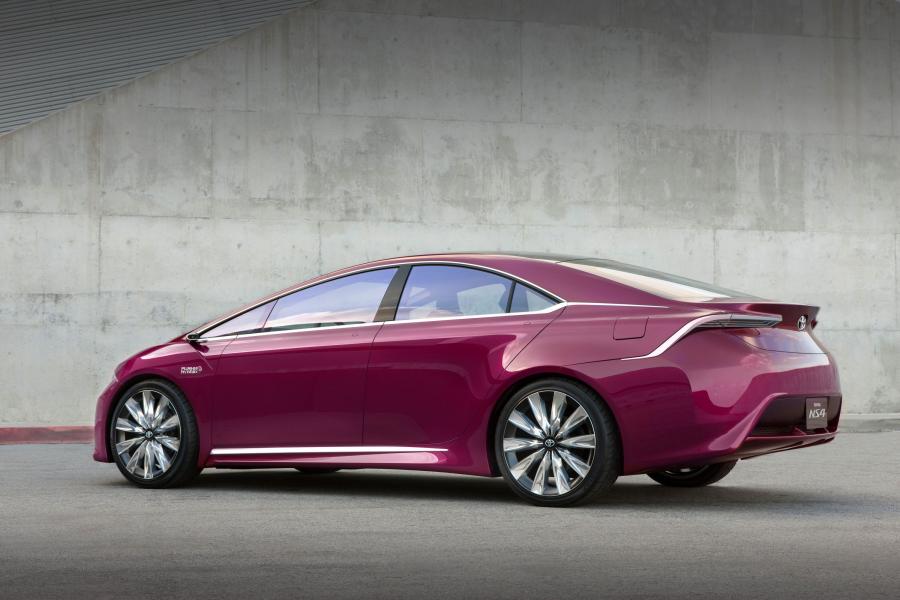  Toyota NS4 Advanced Plug-In Hybrid Concept 2012 года  (фото 9 из 29)